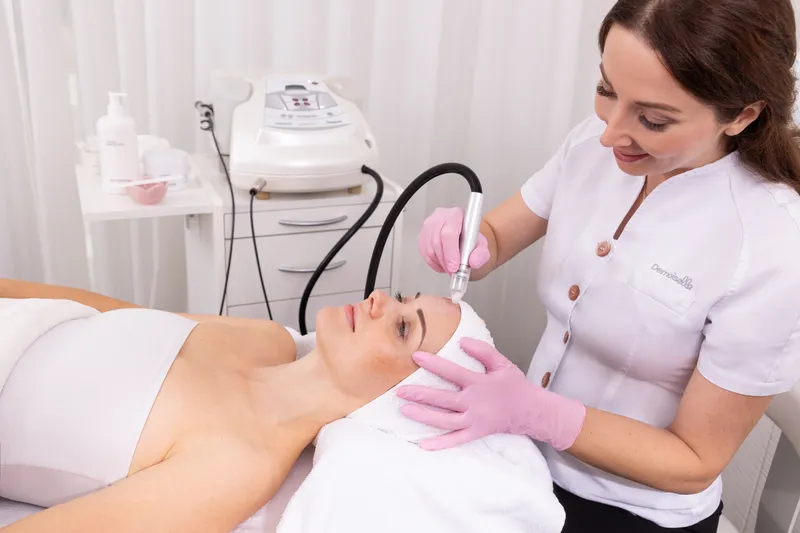 Gesichtsbehandlung im Behandlungsraum von Demoiselle cosmetics